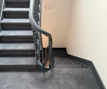Palier entièrement recouvert de tapis anthracite